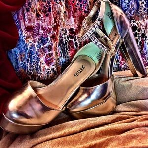 Gorgeous Gold Platform Pumps from JustFab!